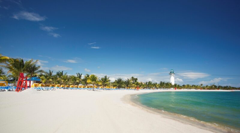 Harvest Caye Beach